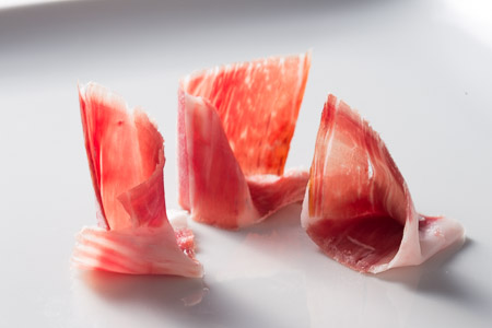 Lonchas de jamón ibérico de bellota cortadas a cuchillo