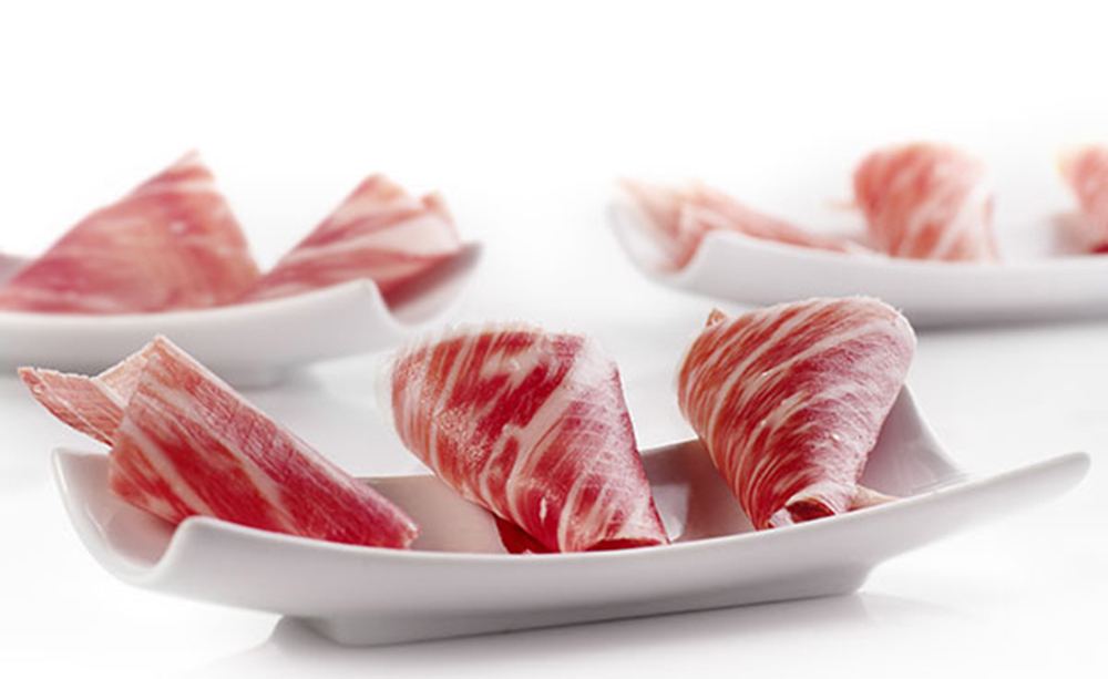 Lonchas de jamón ibérico de bellota listas para su degustación