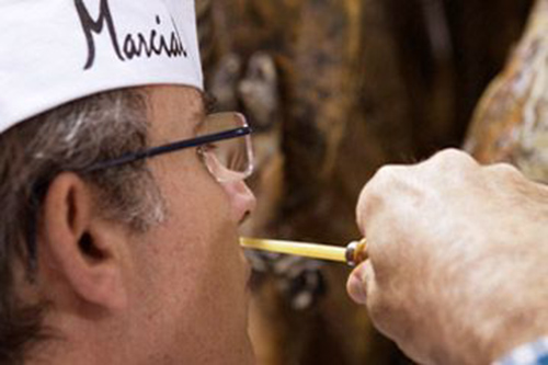 Maestro calador realizando la cala de un jamón ibérico durante el proceso de selección