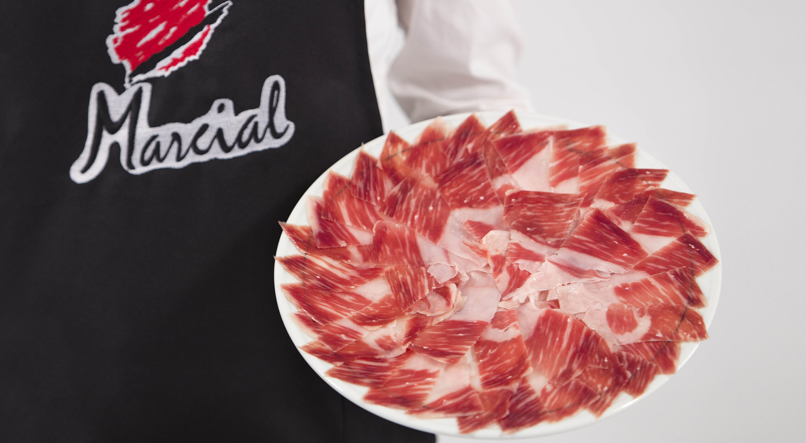 Plato de jamón ibérico de bellota cortado a cuchillo por un profesional