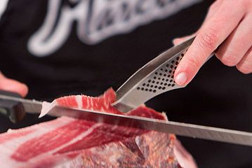 Detalle del corte a cuchillo de un jamón ibérico de bellota