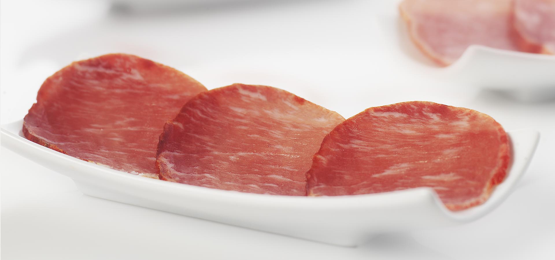 Lonchas de lomo ibérico de bellota con su característico color rojo intenso y fino veteado