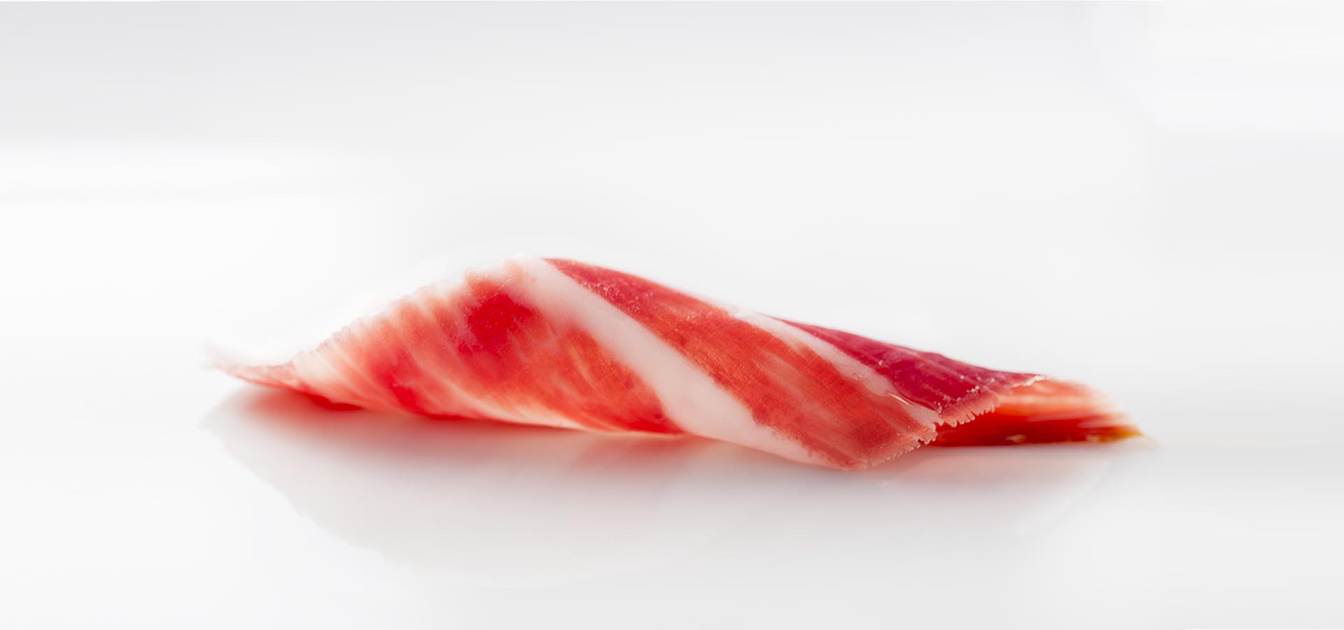 Loncha de jamón ibérico de bellota elaborado en Guijuelo por Marcial