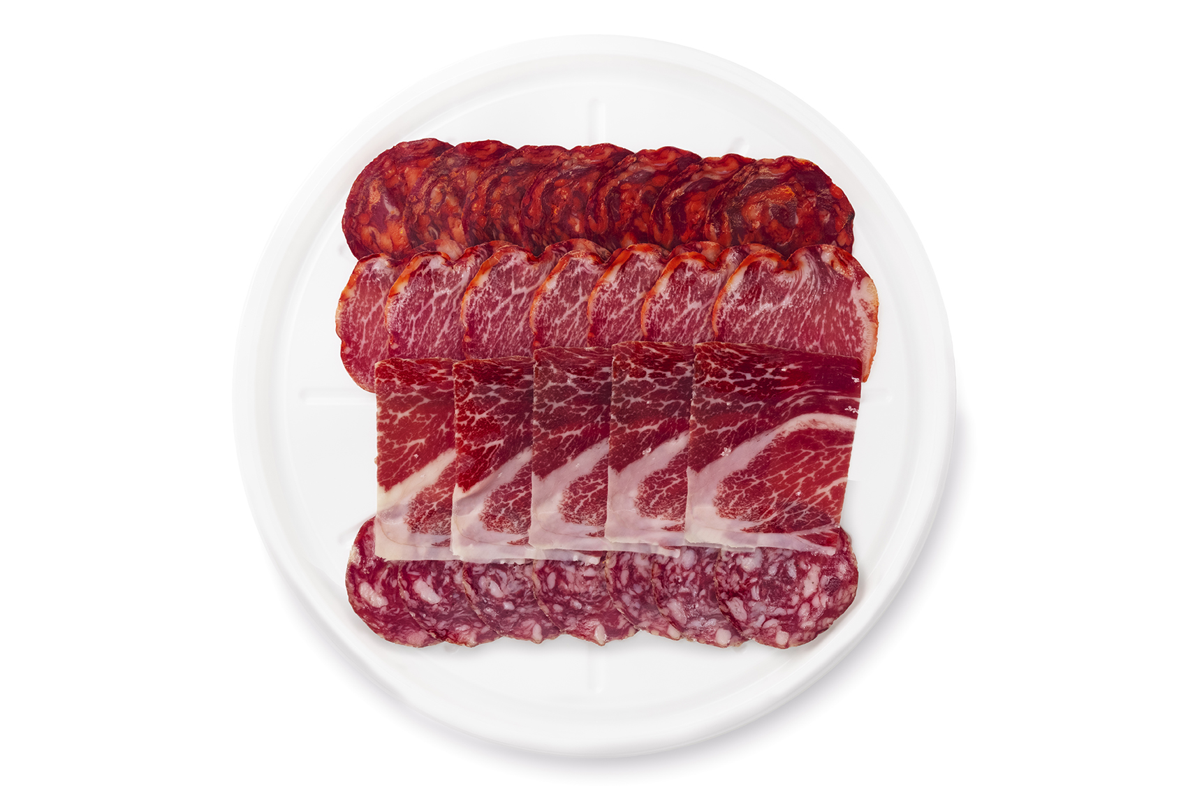 Chorizo, salchichón, lomo y jamón ibércios en la tabla de embutidos marcial